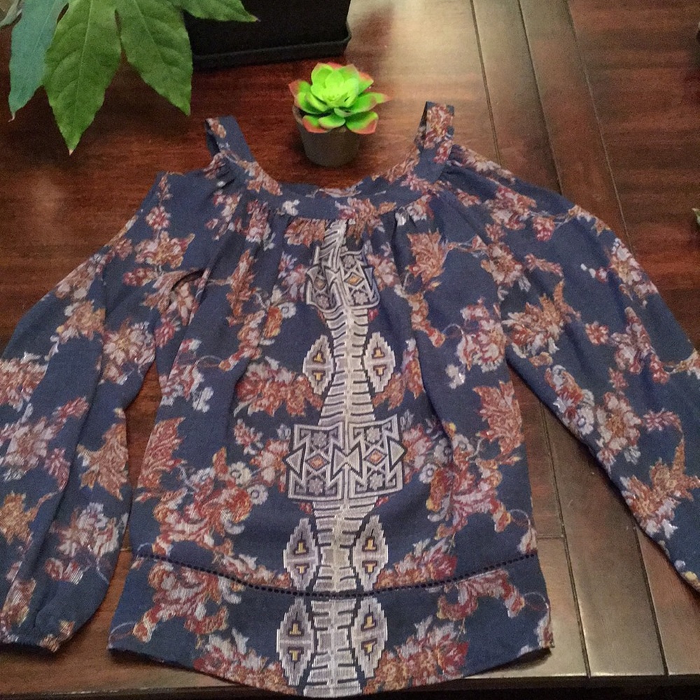 Knox Rose Cold Shoulder blouse